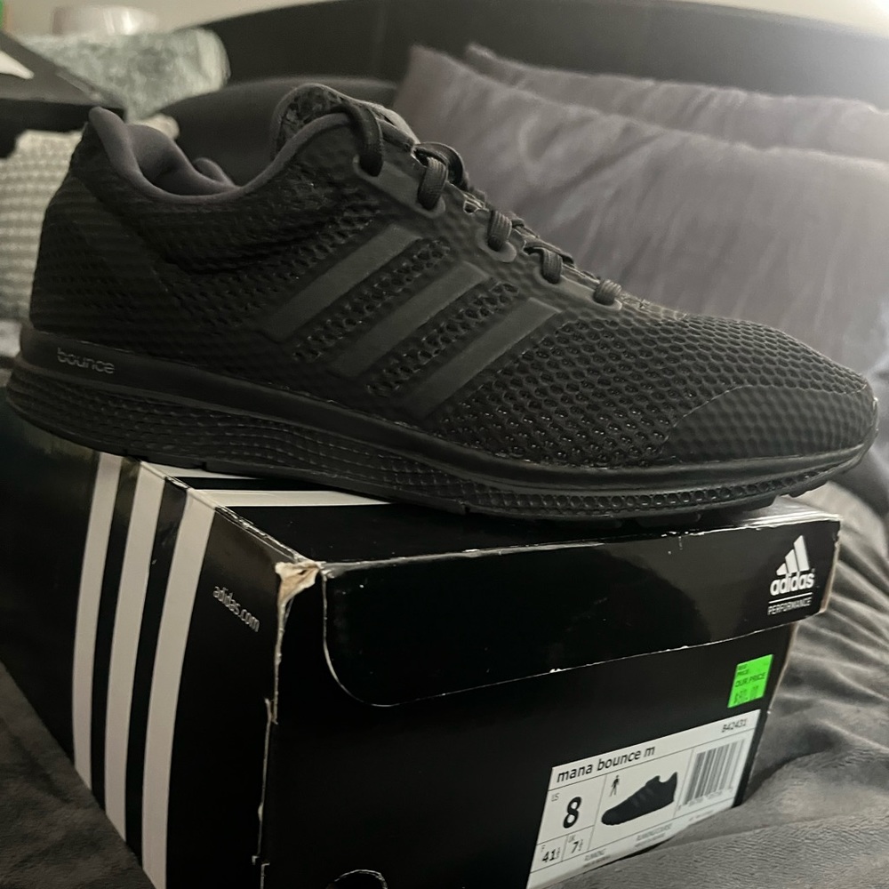 ADIDAS (WORN ONCE!!!!)